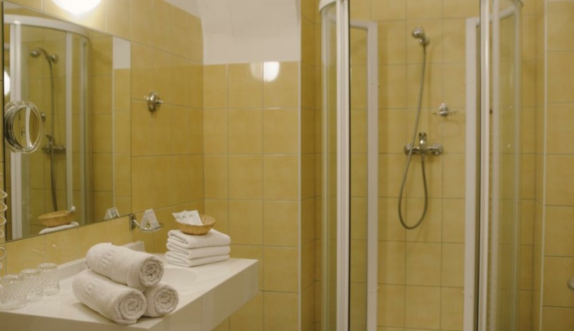 Hotel ZÁTKŮV DŮM České Budějovice - Levnější třílůžkový pokoj (bez snídaně)